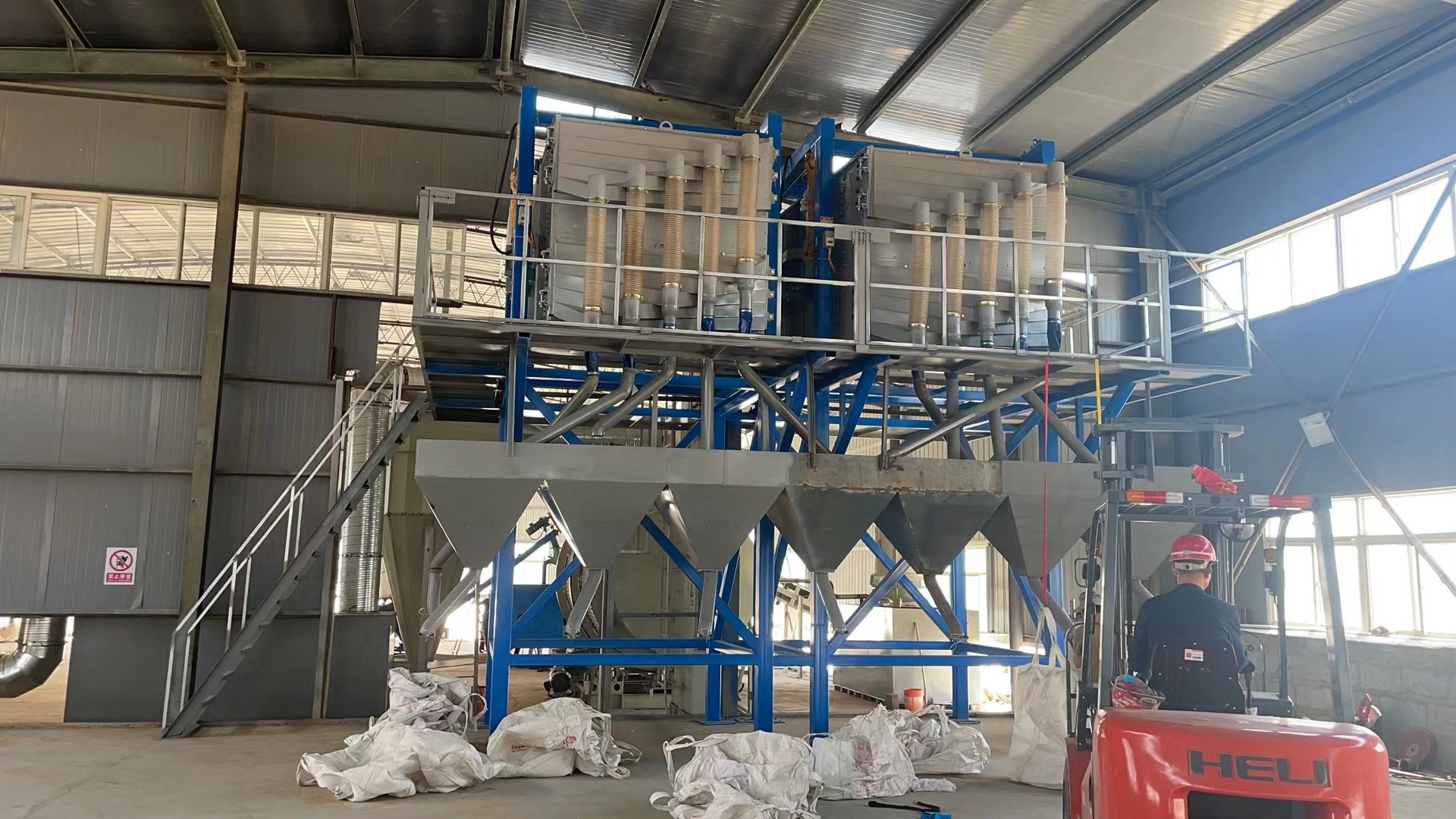 壓裂砂生產(chǎn)的必要設(shè)備：方形搖擺篩